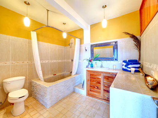 large bathroom in the vacation rental, Casa Tijereta