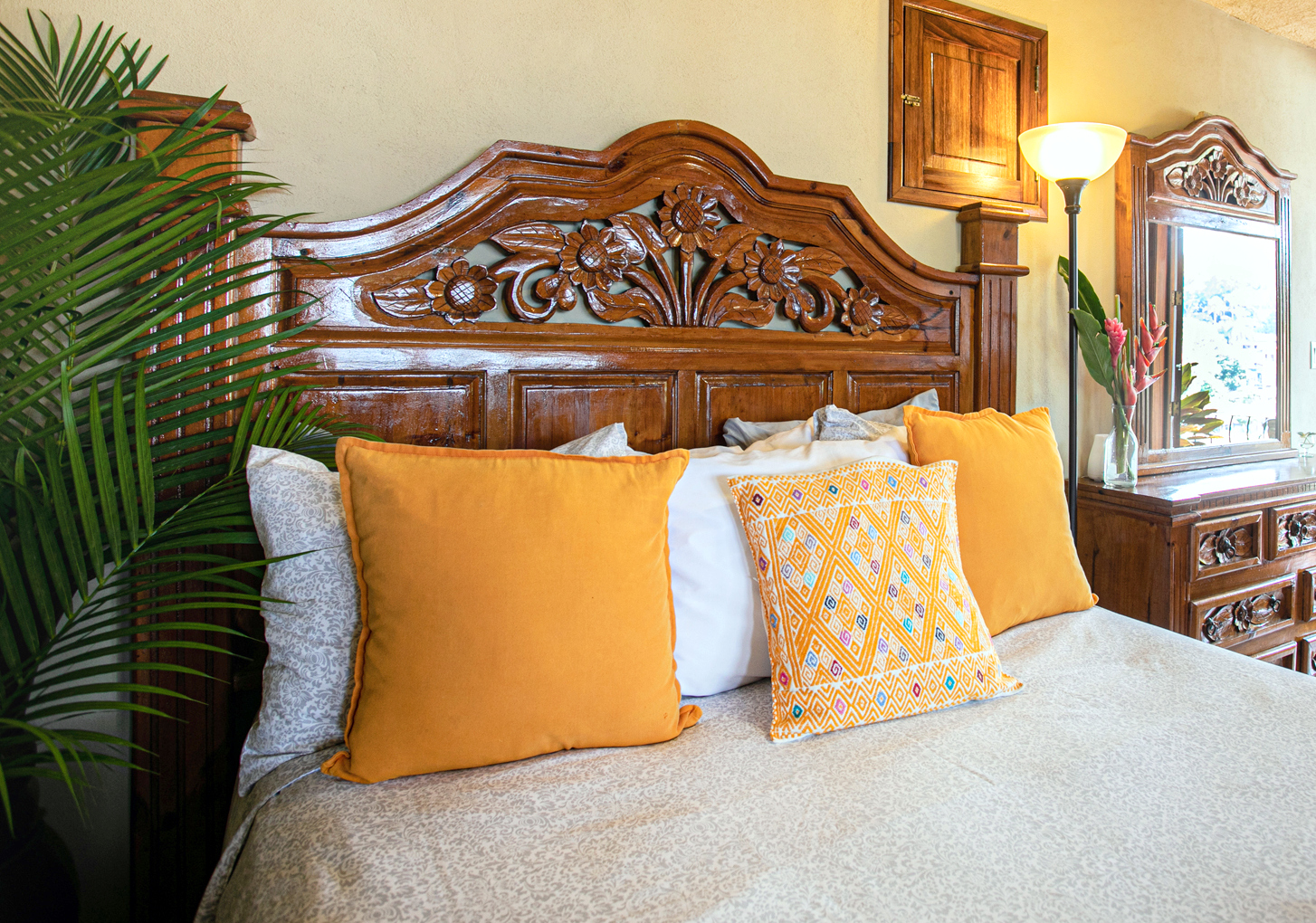 colorful bedroom set in miramar yelapa